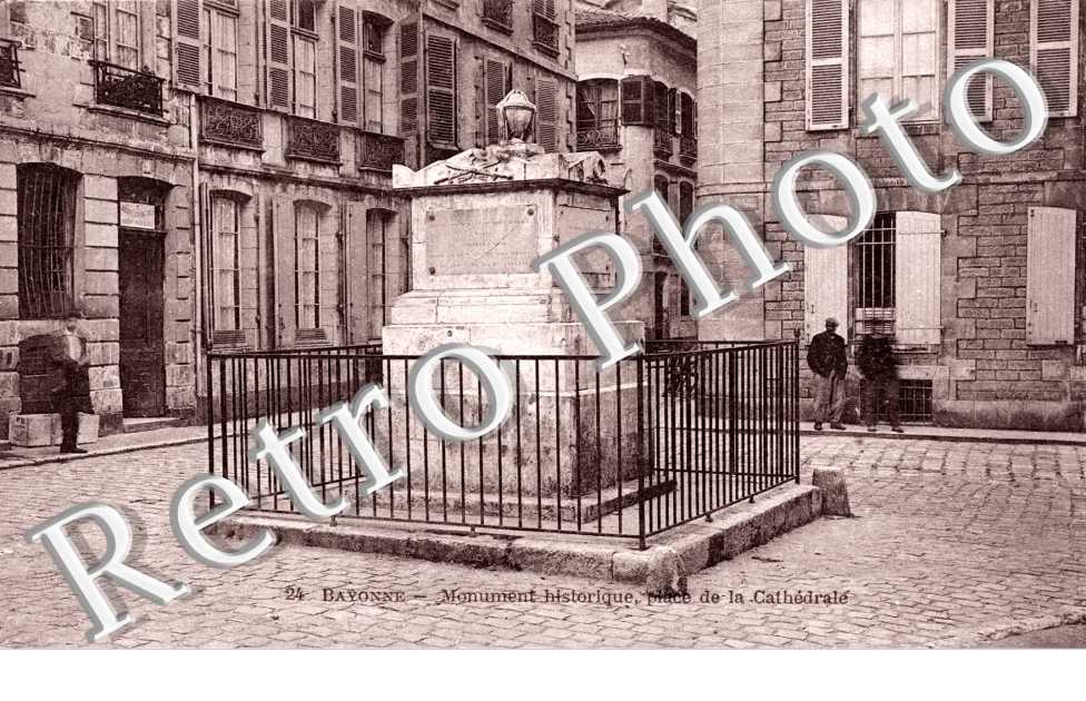 Monument Historique Place de la Cathedrale