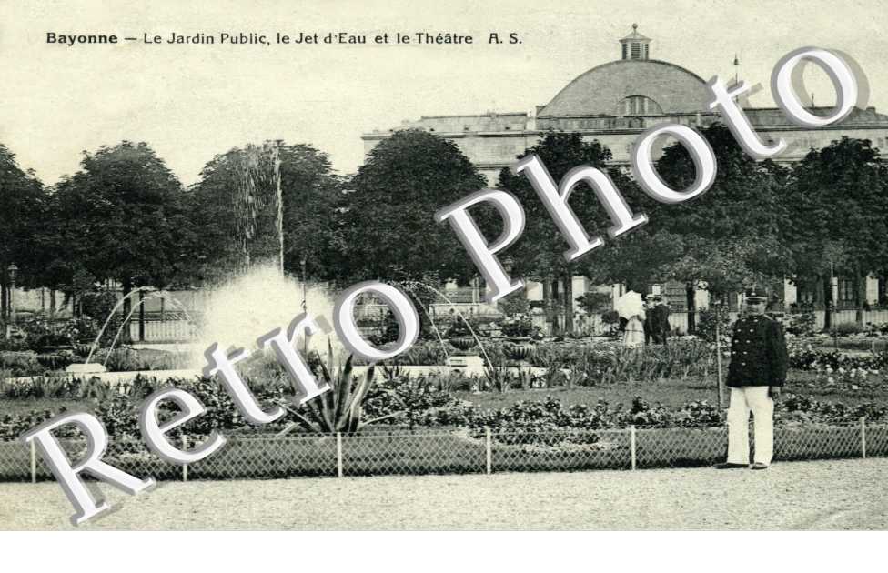 le jardin public, le jet d&#039;eau et le theatre
