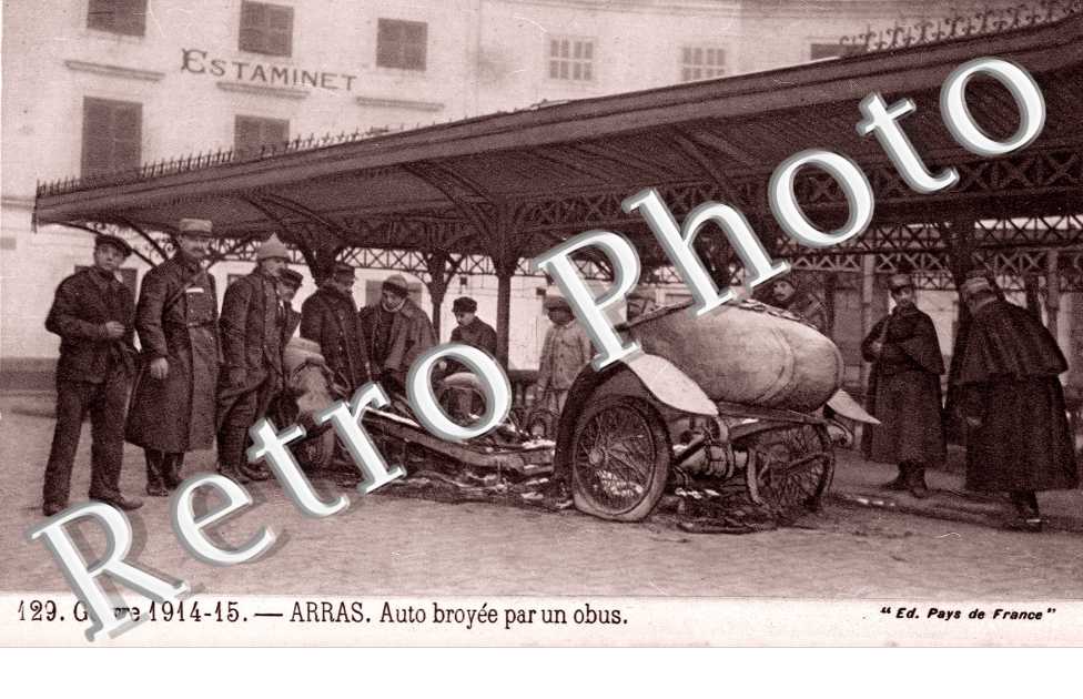 Auto broyee par un obus