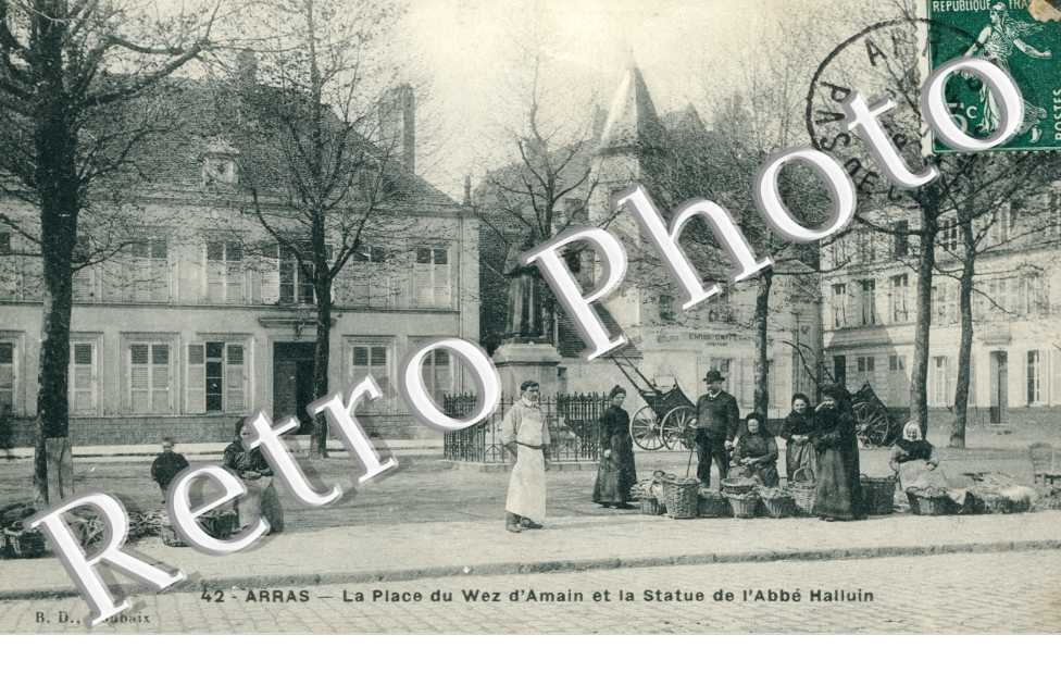 la PLace du Wez d'Amain et la Statue de l'Abbe Halluin