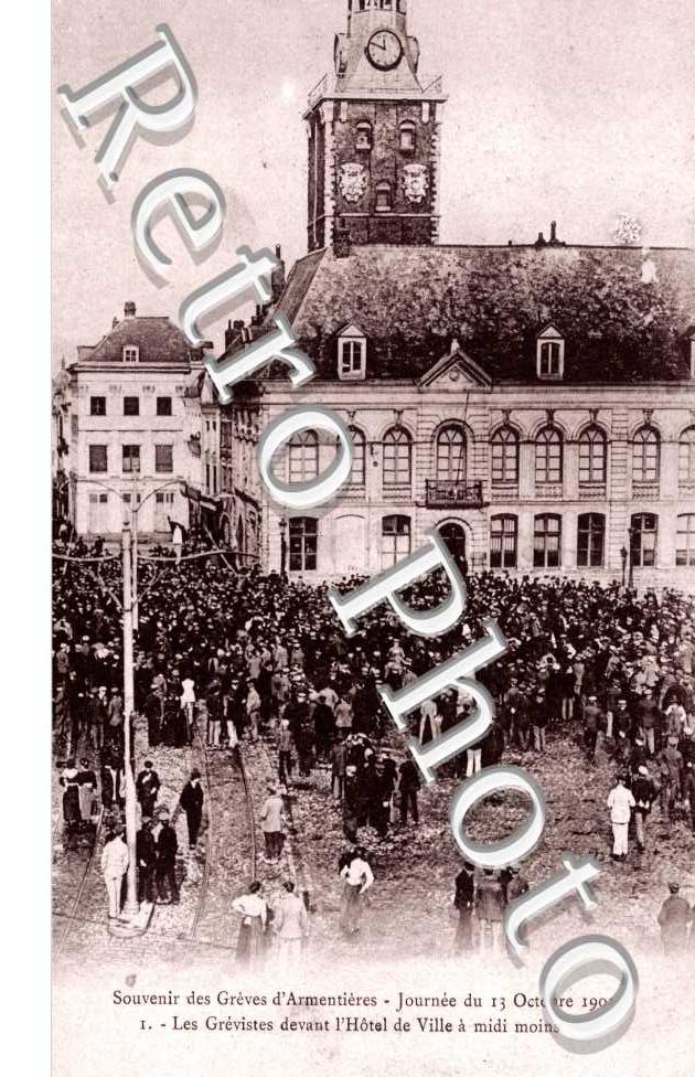 Souveniers des greves d&#039;Armentieres, greviste devant l&#039;Hoel de Ville