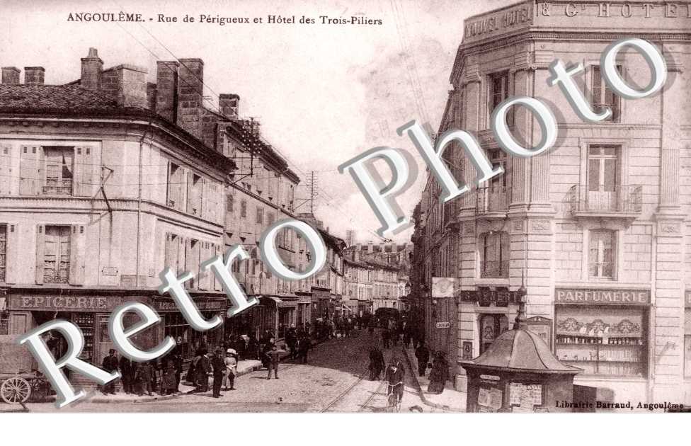 Rue de Perigueux et Hotel des Trois-Piliers