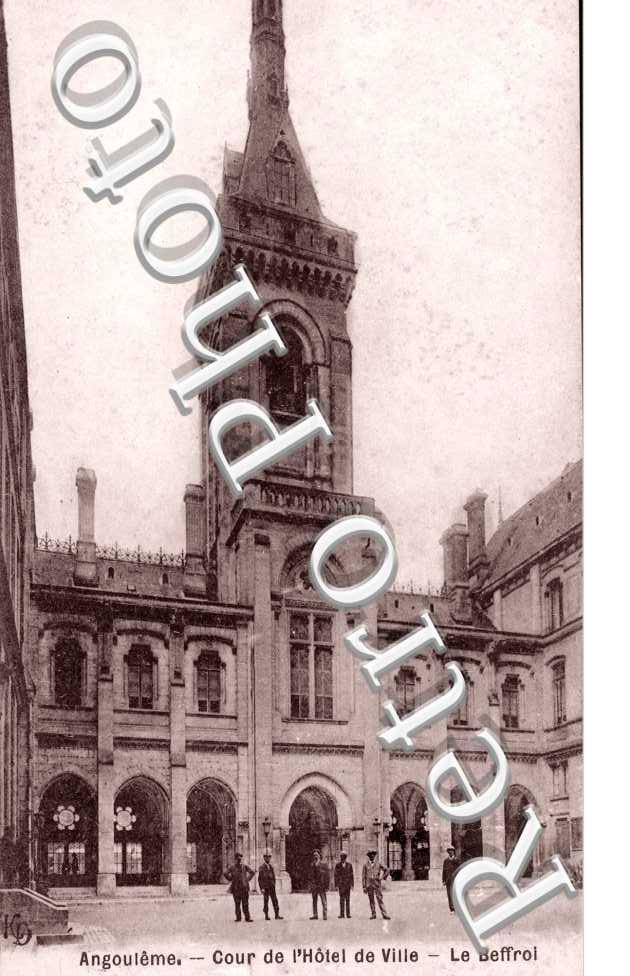Cour de l'Hotel de Ville, Le Beffroi