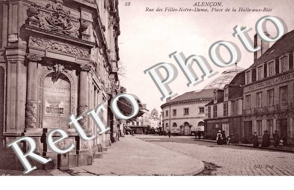 Rue des Filles-Notre-Dame, Place de la Halle-aux-Bles