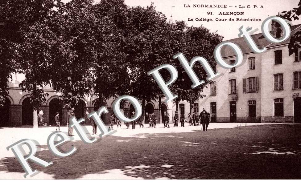 le College - Cour de Recreation