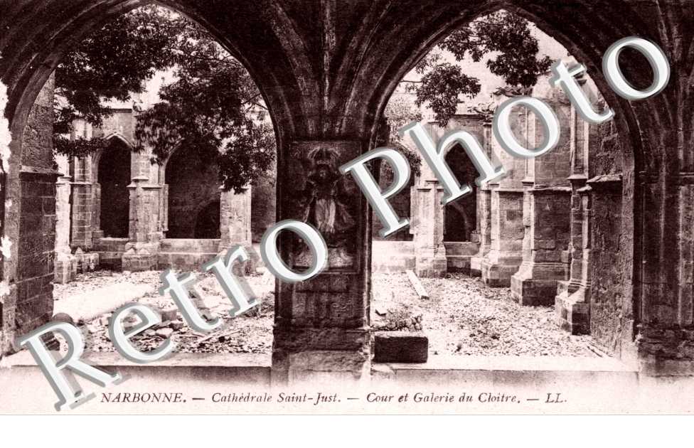Cathedrale St Just - cour et galerie du Cloitre