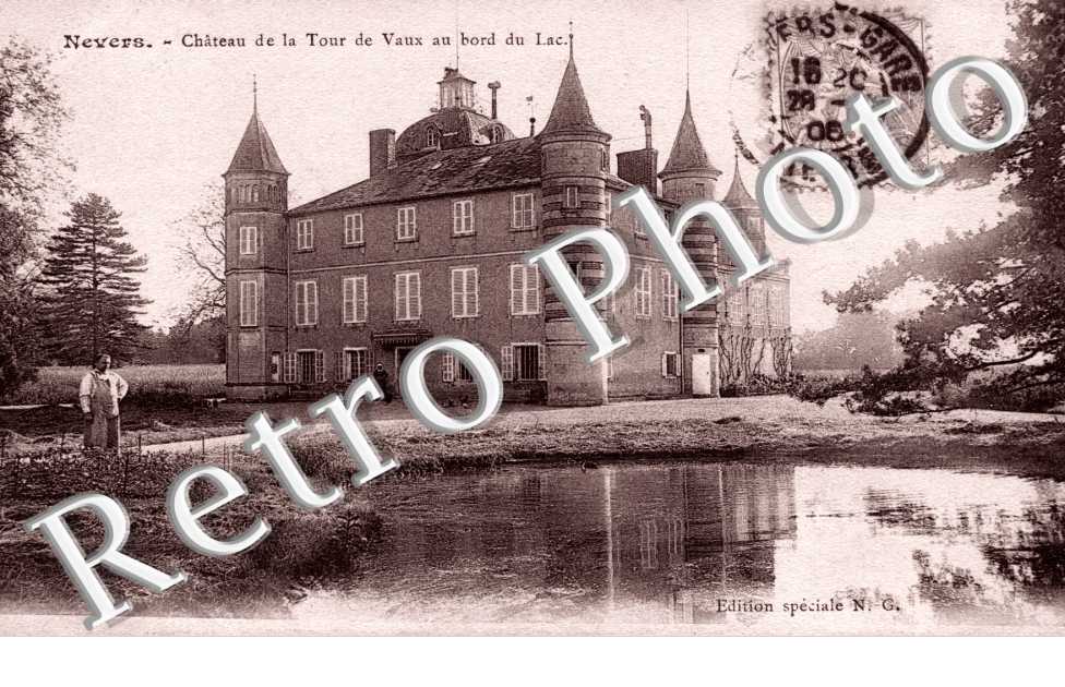Chateau de la Tour de vaux au bord du lac