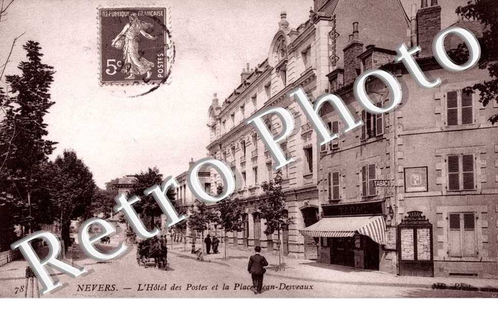 l'Hotel des Postes et la place Jean Desvaux
