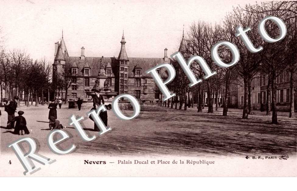 Palais Ducal - et place de la Republique