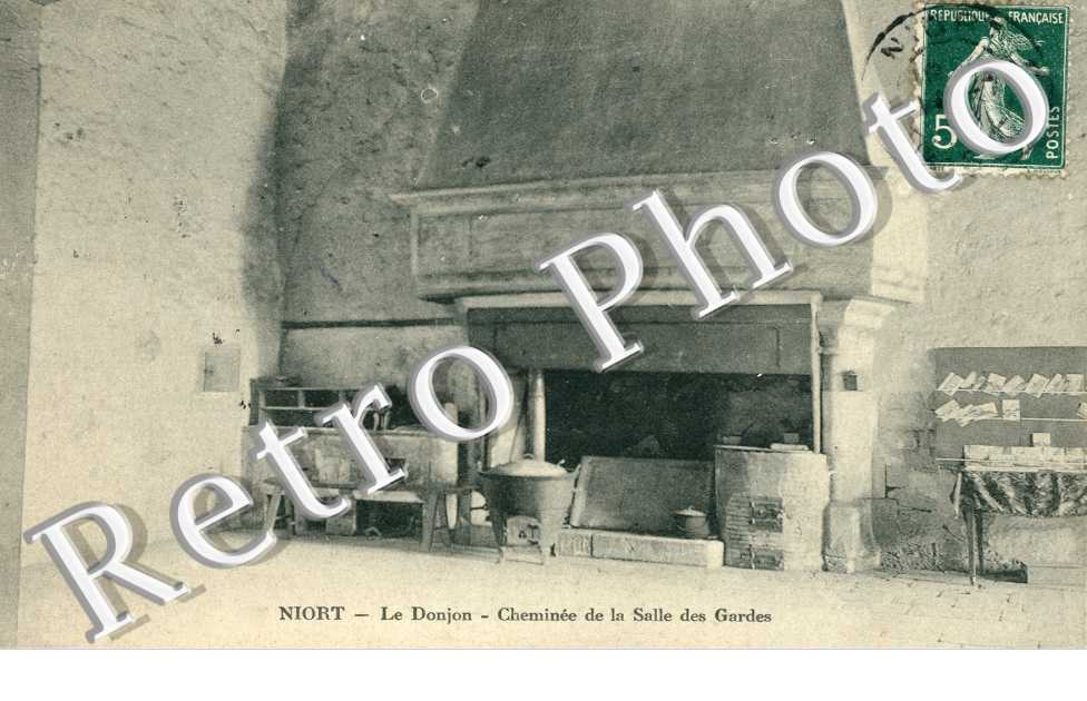 le Donjon, la Cheminee de la Salle des Gardes