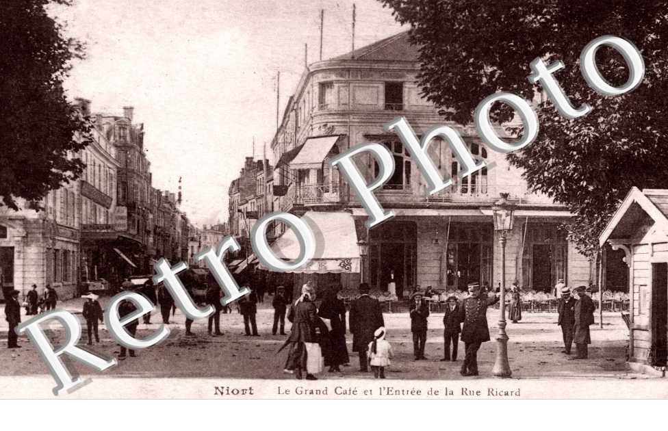 le Grand Cafe et l'Entree de la Rue Ricard