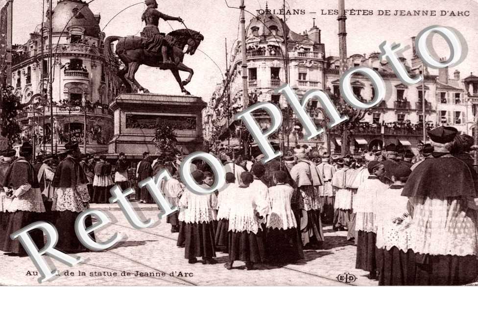 au pied de la statue de Jeanne d'Arc  
