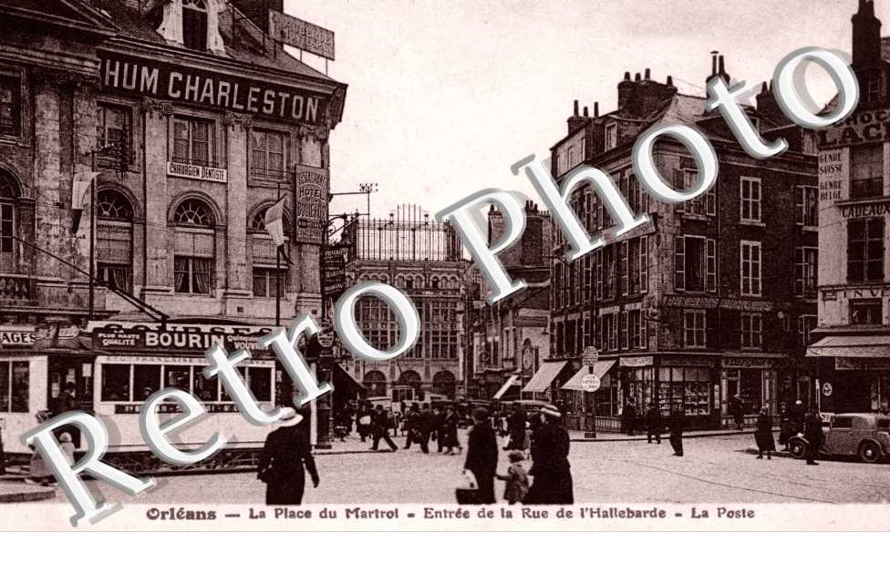 La Place du Martroi - Entrée de la rue de l&#039;Hallebarde - La Poste