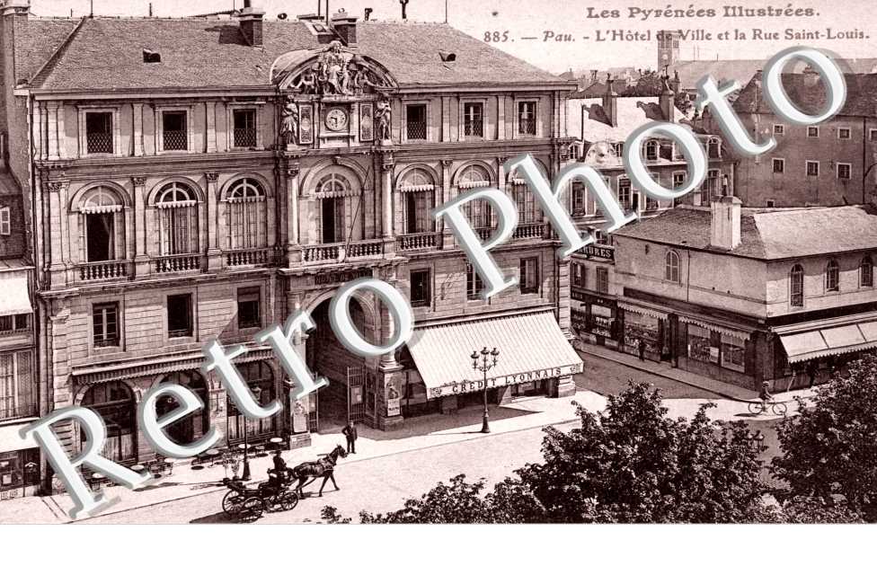 Hotel de Ville et Rue Saint Louis