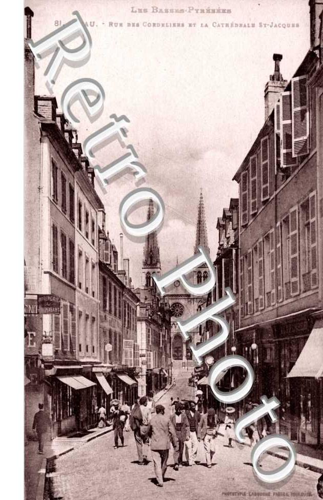 Rue des Cordeliers et la Cathedrale Saint-Jacques
