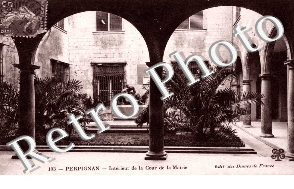 Interieur de la Cour de la Mairie