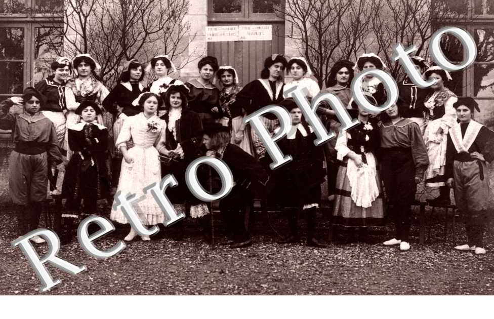 Un groupe de femmes pris en photos