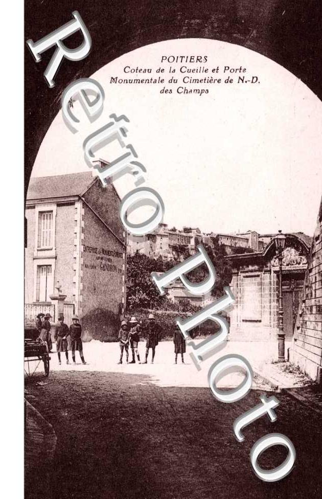 le Coteau de la Cueille et la Porte Monumentale du Cimetiere de Notre-Dame des Champs