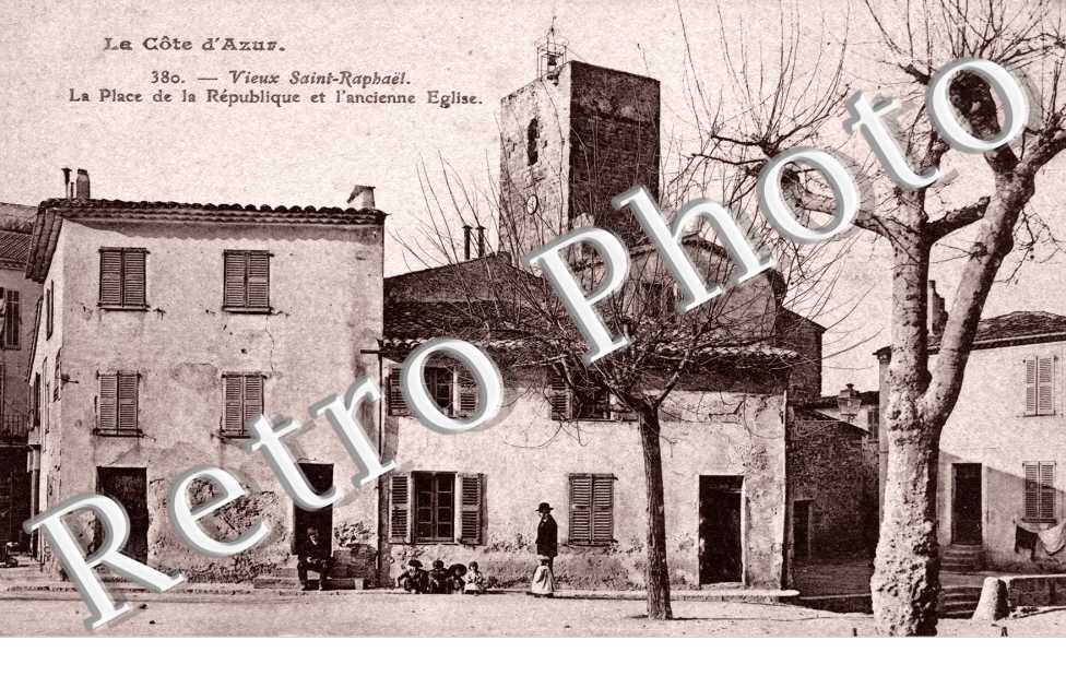 La Place de la Republique et l&#039;ancienne Eglise
