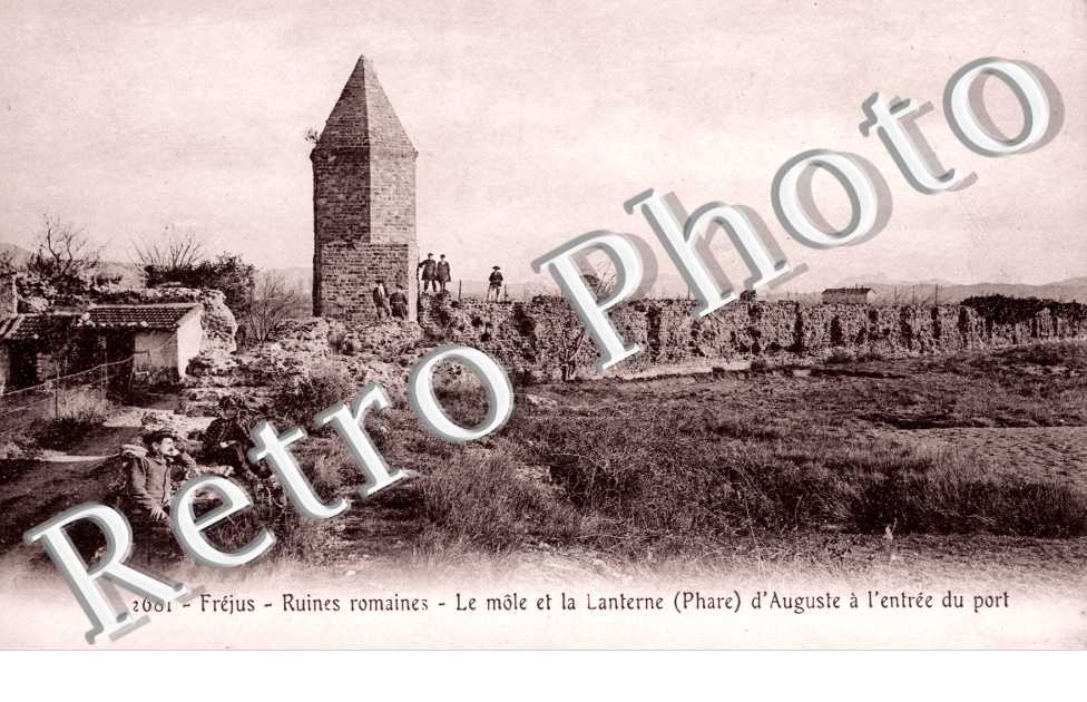 Le Mole et la Lanterne d&#039;Auguste a l&#039;entree du Port