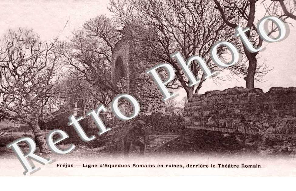 ligne d&#039;aqueducs romains en ruines