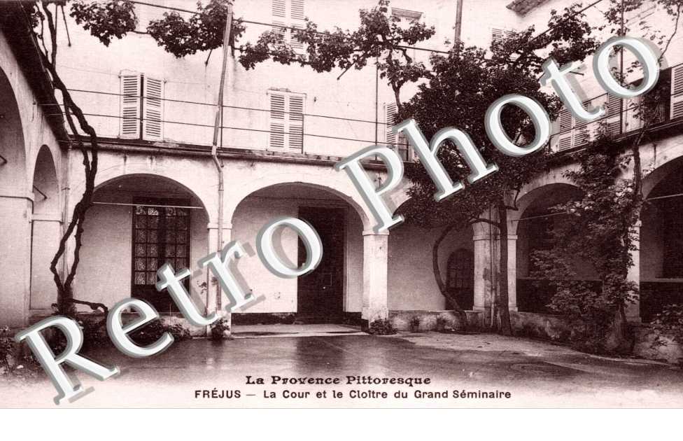 la cour et le cloitre du grand Seminaire
