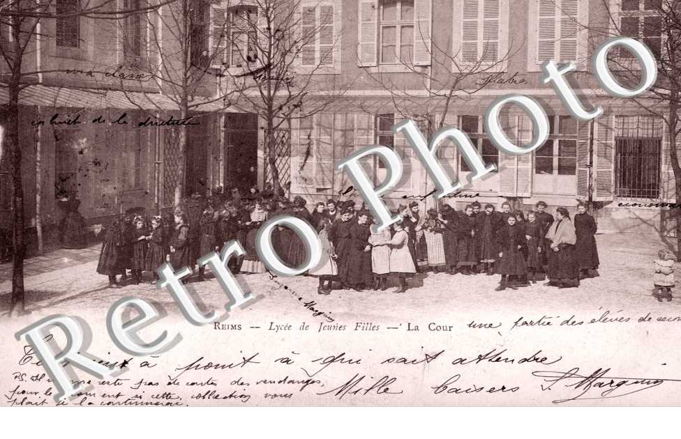 La Cour du Lycee de Jeunes Filles