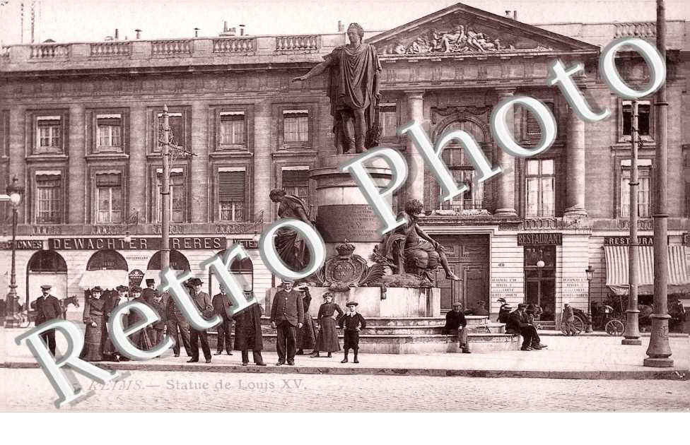 La place Royale et statue de Louis XV