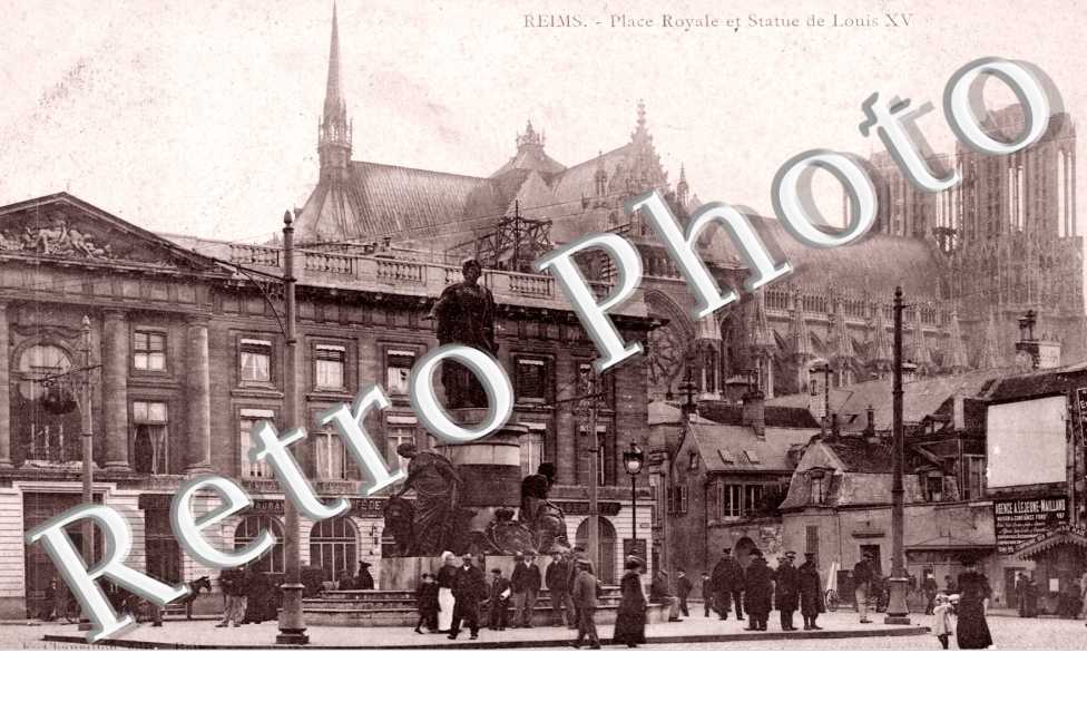 La place Royale et statue de Louis XV
