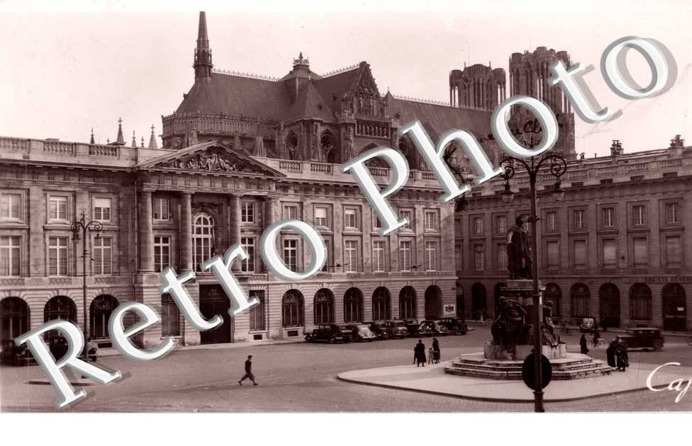 La place Royale et statue de Louis XV