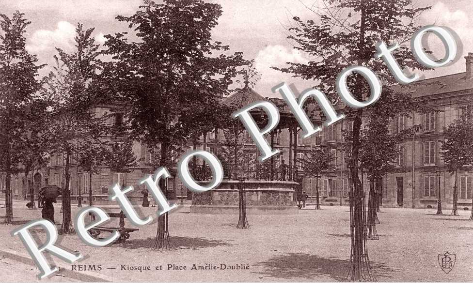 Kiosque et Place Amelie Doublie