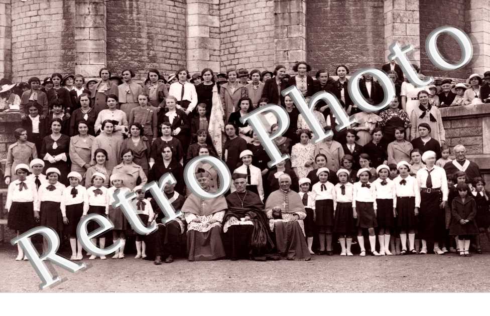  photo de groupe - Femmes - Ecclésiastiques et jeunes Filles