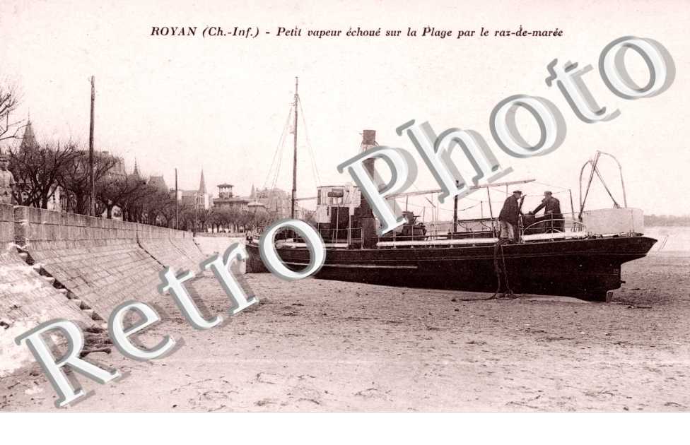 petit vapeur echoue sur la plage par le raz-de-maree