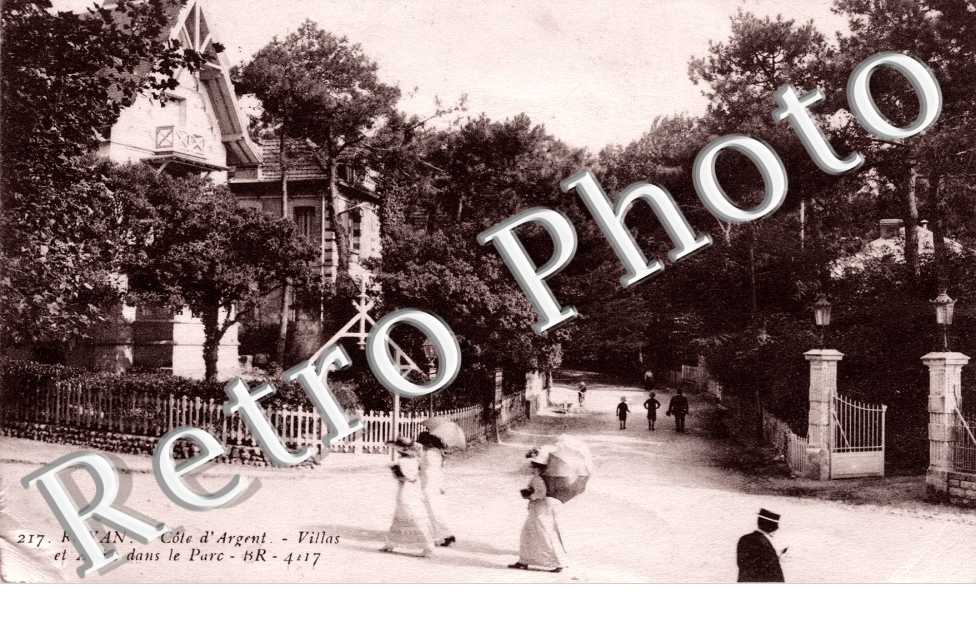 Villas et allees dans le parc