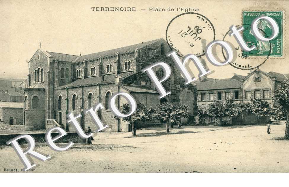 TERRENOIRE Place de l'Eglise