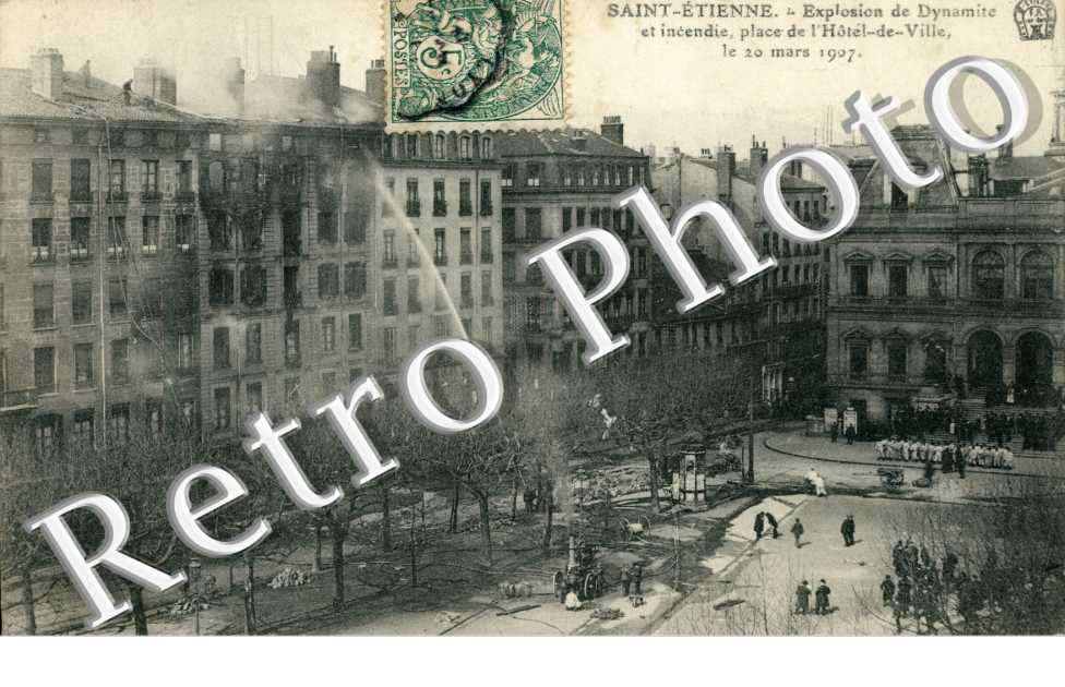 Explosion de dynamite et incendie place de l'Hôtel de Ville