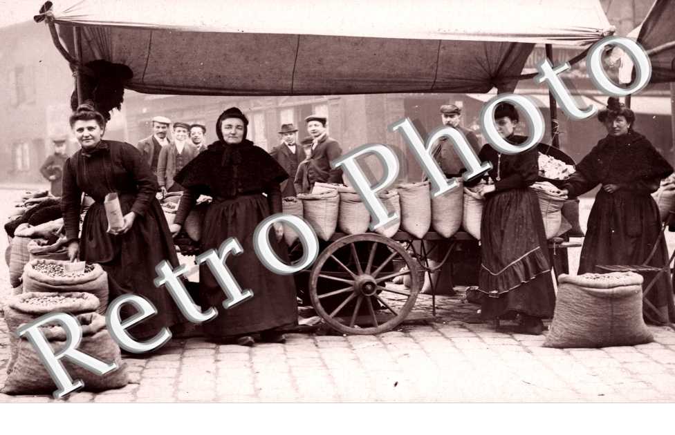 Vendeuses sur le marche