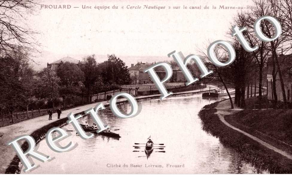 Une equipe du "Cercle Nautique" sur le Canal de la Marne-au-Rhin