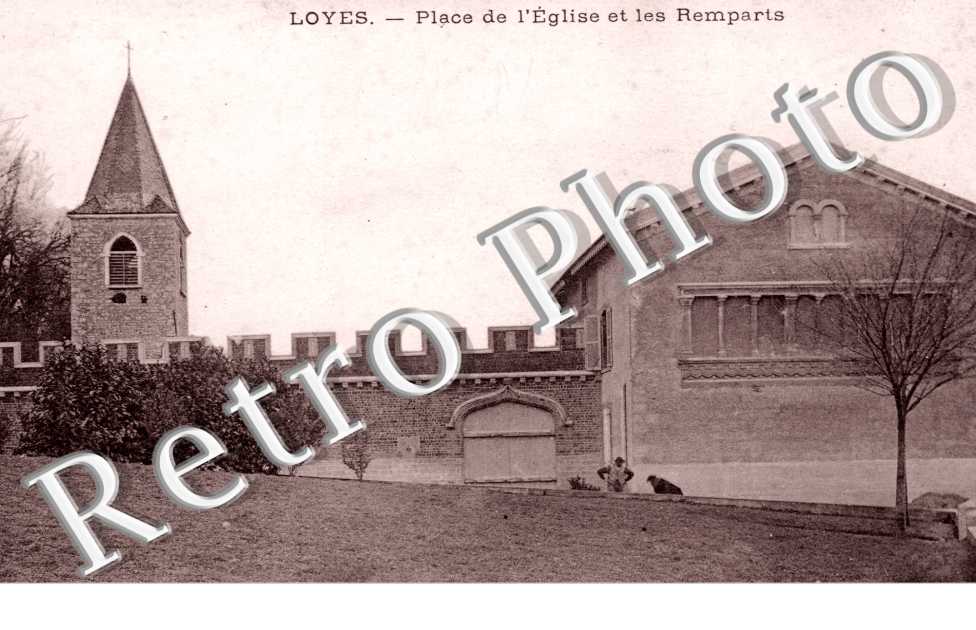 Loyes, Place de l&#039;Eglise et les Remparts