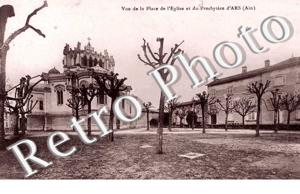 Vue de la Place de l&#039;Eglise et du Presbytere