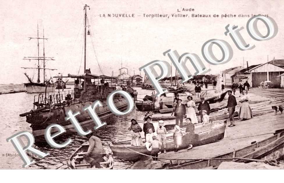 Torpilleur, Voilier, Bateaux de Peche dans le Port