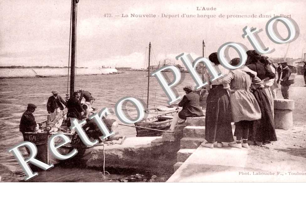 Depart d'une Barque de Promenade dans le Port