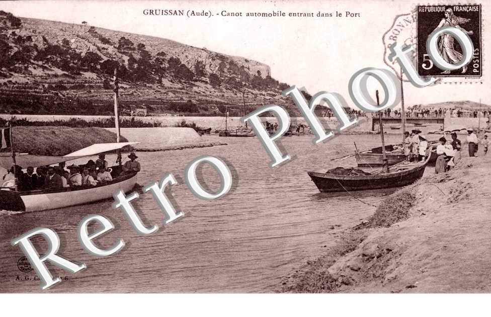 Canot automobile entrant dans le Port