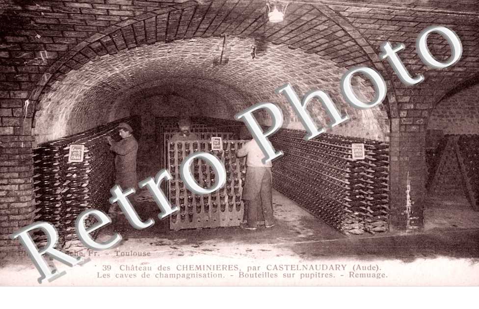Chateau des Cheminieres - Les caves de Champagnisation - bouteilles sur pupitre - remuage