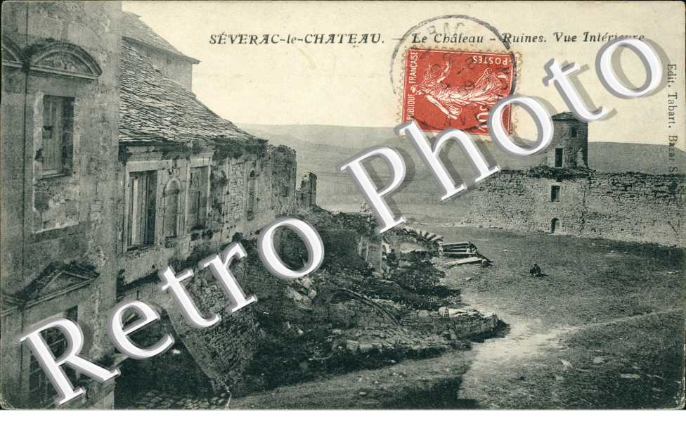 Le chateau - ruines - vue interieure