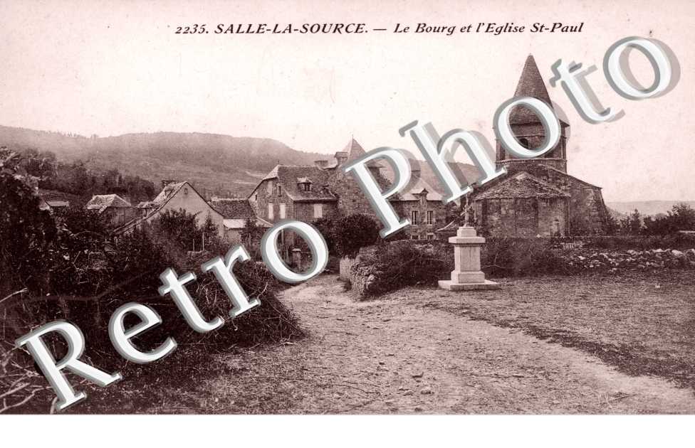Le bourg et l&#039;eglise Saint-Paul