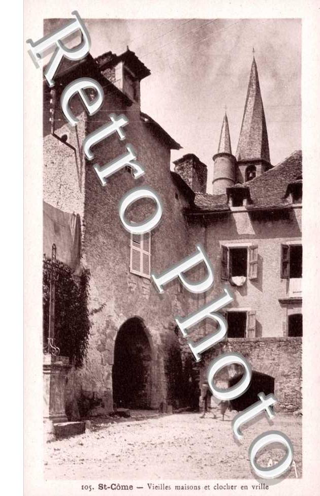 Vieilles maisons et clocher en vrille