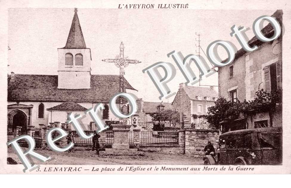 Place de l&#039;eglise et le monument aux morts de la guerre