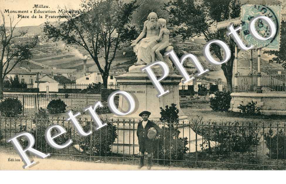 Place de la Fraternite Monument "Education Morale"