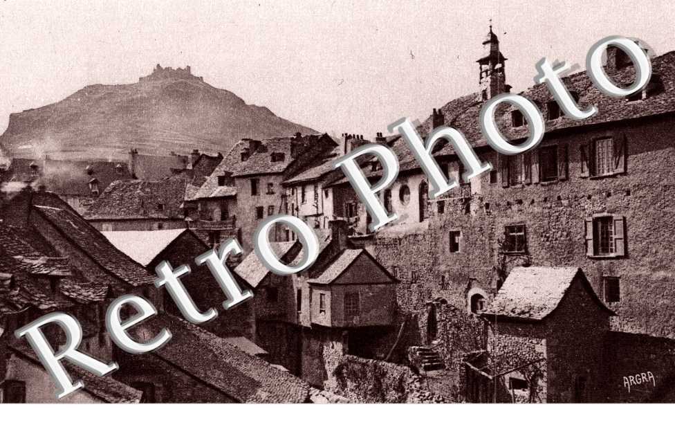 Ensemble de vieilles maisons, les Ruines feodales de Calmont-d&#039;Olt